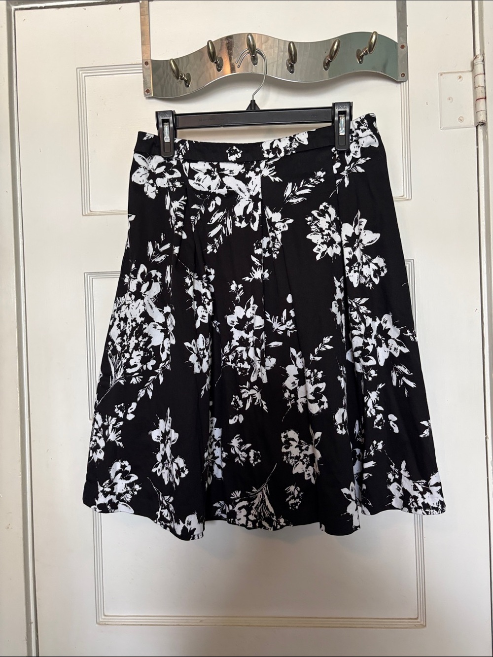 Valerie Stevens Black & White Floral A-Line Skirt Size 8